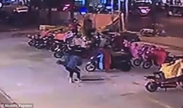 nghe tieng het that thanh cua be gai, nguoi di duong ngoanh lai chung kien canh tuong dang so - 3