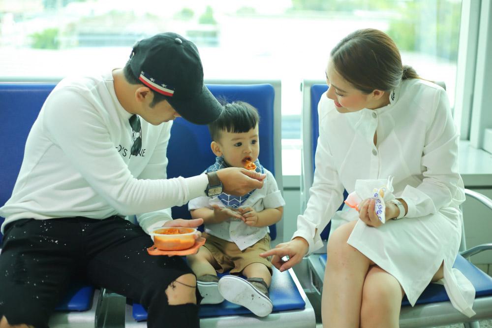 khoanh khac nhin chong dut chao cho con an khien ngoc lan cam thay binh yen - 6