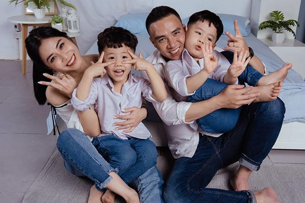 qua mot lan do, mc chung toi la chien si co duoc anh chong cuc kheo cham 2 con rieng - 2