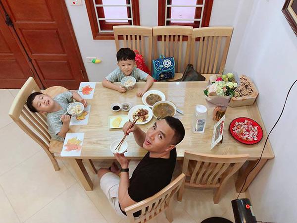 qua mot lan do, mc chung toi la chien si co duoc anh chong cuc kheo cham 2 con rieng - 9