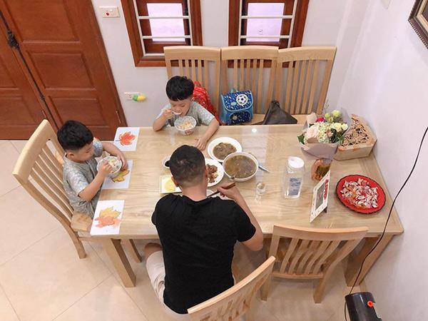 qua mot lan do, mc chung toi la chien si co duoc anh chong cuc kheo cham 2 con rieng - 8