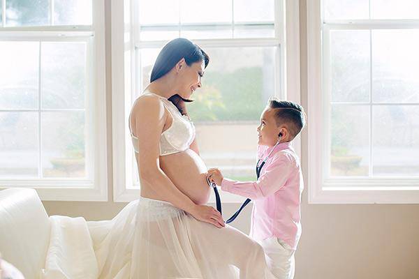 sap lam bon, thanh thao van khong quen cham lo day do tot con nuoi jacky minh tri - 1