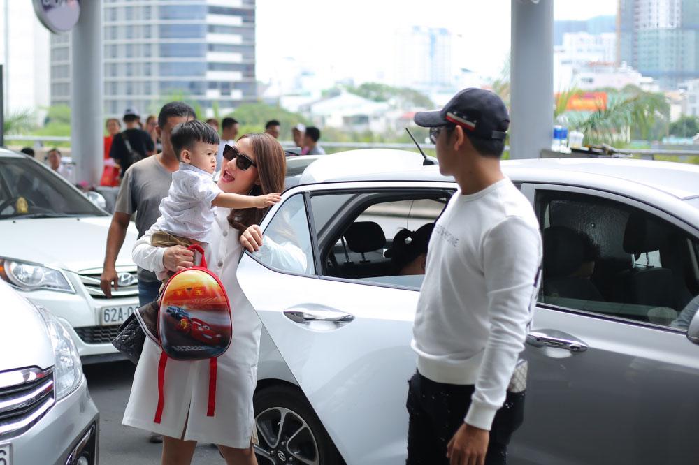 khoanh khac nhin chong dut chao cho con an khien ngoc lan cam thay binh yen - 1