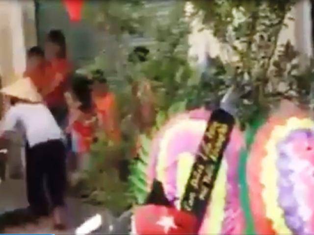 Mang vòng hoa, phát nhạc đám ma trước nhà trưởng công an xã đòi nợ