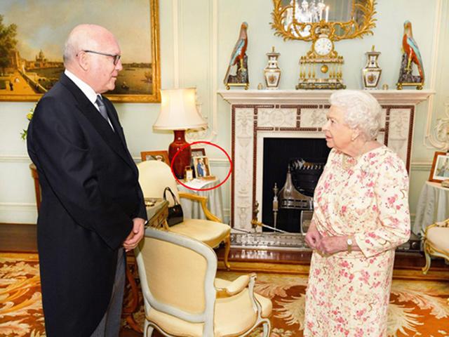 Ngôi sao 24/7: Lộ bức ảnh chưa từng công bố của Hoàng tử Harry và Meghan trong Cung điện