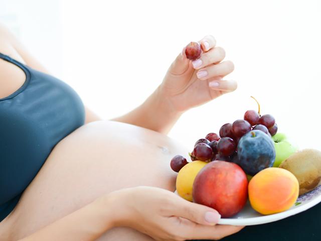 Chuyên gia Viện Dinh dưỡng: Hoa quả tốt cho bà bầu nhưng đừng ăn để vào con không vào mẹ