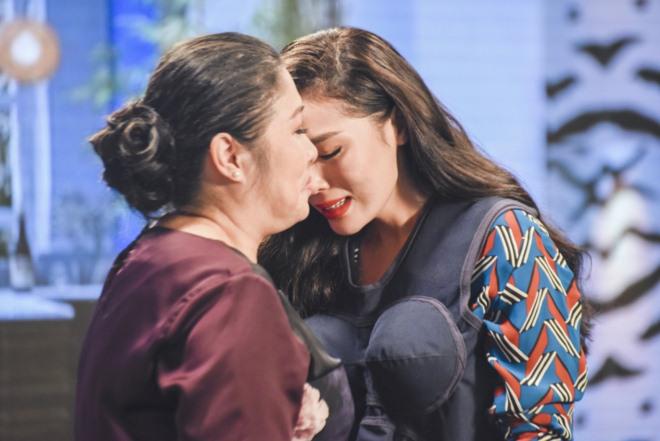 het ngon tinh, hoa hau ky duyen va hua vi van lai bat khoc nuc no ben nhau - 2