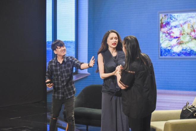 het ngon tinh, hoa hau ky duyen va hua vi van lai bat khoc nuc no ben nhau - 5