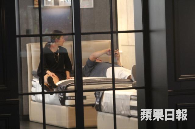 mang bau voi ban trai dang tuoi bo, kieu nu tvb duoc chong tuong lai "nang nhu nang trung" - 3