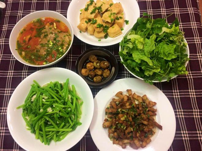 ban cham 2 con, me dam van nau nhung mam com de hue khien chong ngan ca com hang - 4