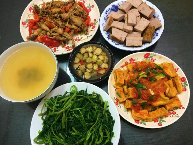 ban cham 2 con, me dam van nau nhung mam com de hue khien chong ngan ca com hang - 11