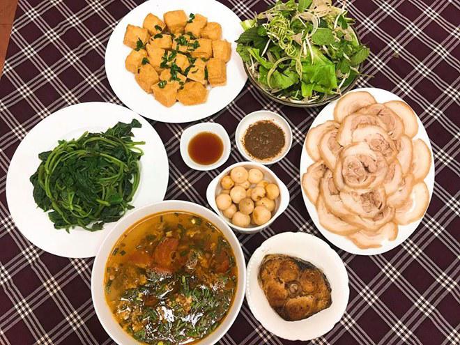 ban cham 2 con, me dam van nau nhung mam com de hue khien chong ngan ca com hang - 13