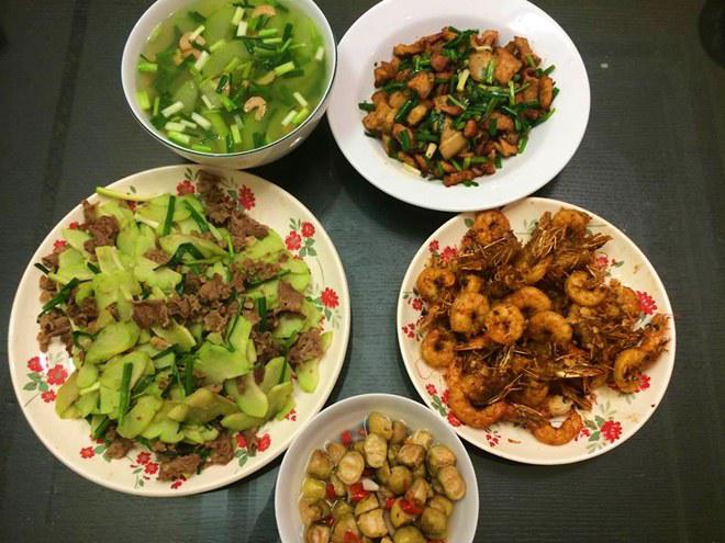 ban cham 2 con, me dam van nau nhung mam com de hue khien chong ngan ca com hang - 14