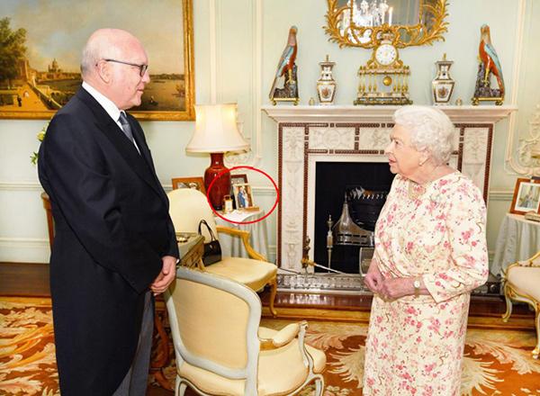 ngoi sao 24/7: lo buc anh chua tung cong bo cua hoang tu harry va meghan trong cung dien - 1