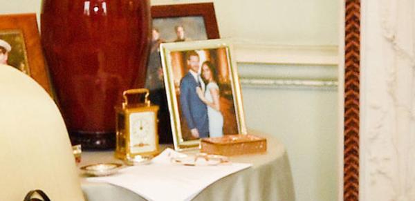 ngoi sao 24/7: lo buc anh chua tung cong bo cua hoang tu harry va meghan trong cung dien - 2