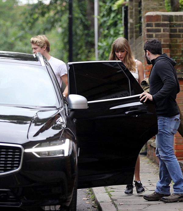 ngoi sao 24/7: lo buc anh chua tung cong bo cua hoang tu harry va meghan trong cung dien - 3