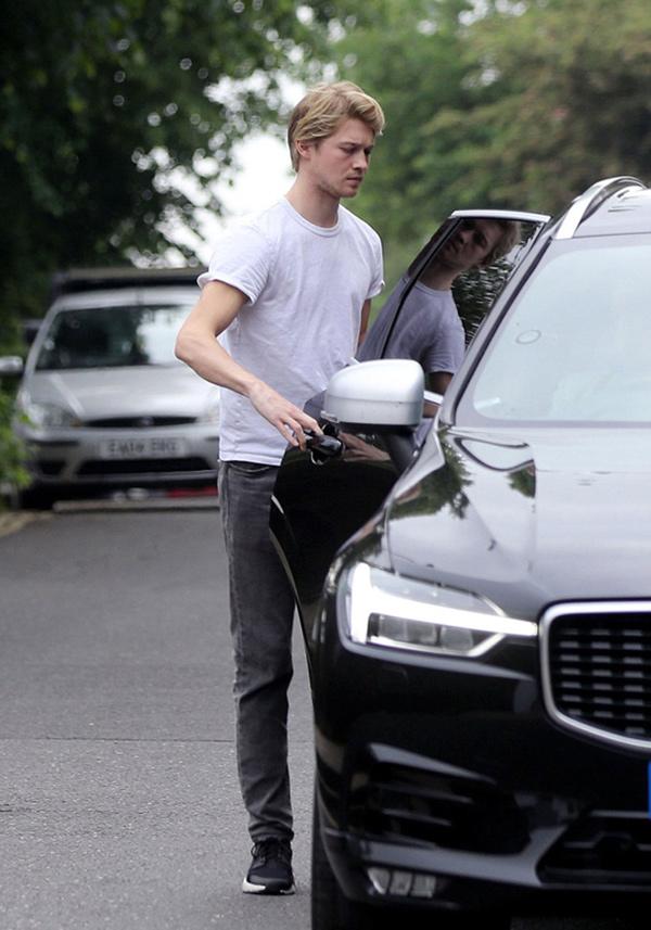 ngoi sao 24/7: lo buc anh chua tung cong bo cua hoang tu harry va meghan trong cung dien - 4