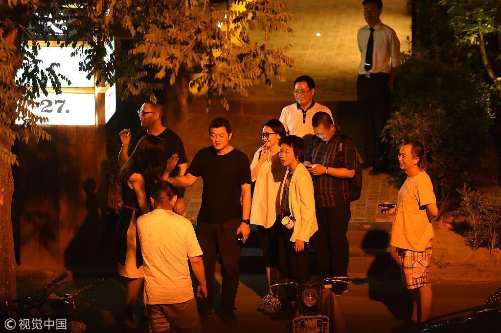 ngoi sao 24/7: lo buc anh chua tung cong bo cua hoang tu harry va meghan trong cung dien - 6