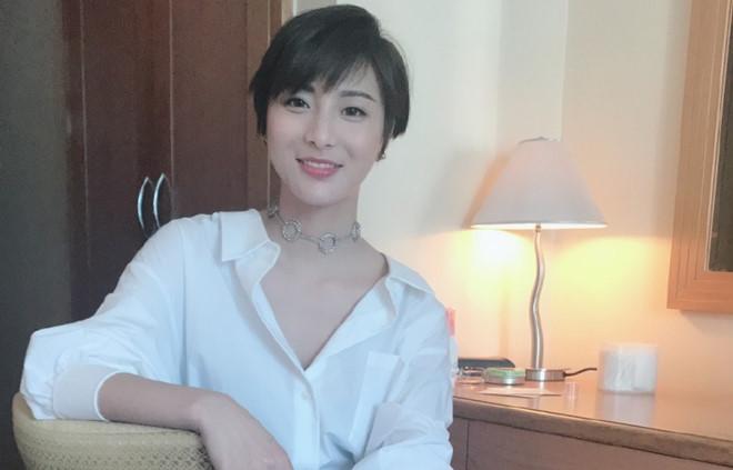 ngoi sao 24/7: lo buc anh chua tung cong bo cua hoang tu harry va meghan trong cung dien - 8