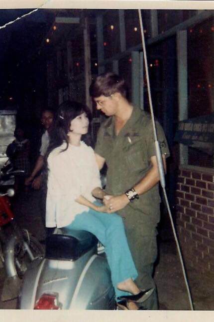 su that khac hoan toan dang sau cau chuyen tinh nguoi linh my va co gai viet dang gay "bao" - 4