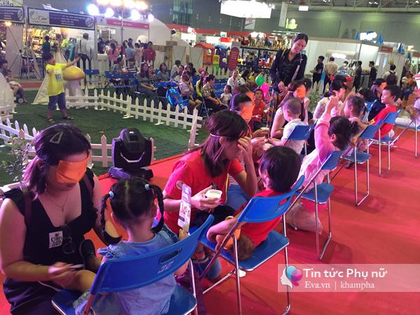 vietbaby 2018 ngay dau tien: me va be hao hung tham gia minigame, rinh qua nang tay - 2