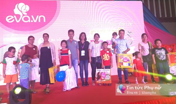 vietbaby 2018 ngay dau tien: me va be hao hung tham gia minigame, rinh qua nang tay - 4