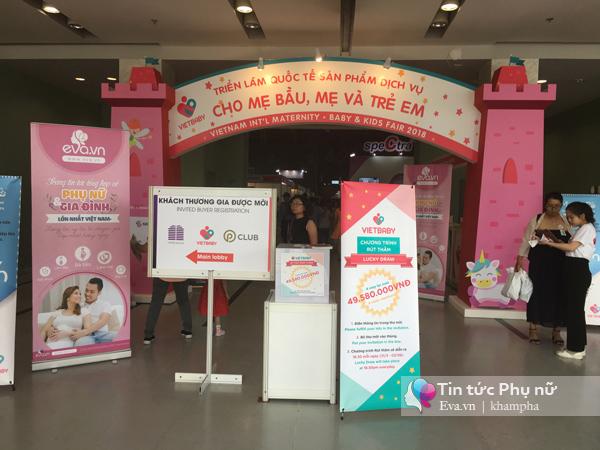 vietbaby 2018 ngay dau tien: me va be hao hung tham gia minigame, rinh qua nang tay - 1