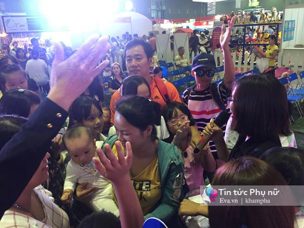 vietbaby 2018 ngay dau tien: me va be hao hung tham gia minigame, rinh qua nang tay - 3
