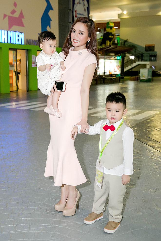 lau lam moi thay vy oanh "khoe" 2 con nho xinh xan cung ong xa dai gia - 4