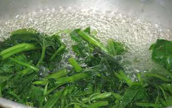 Cách Luộc Rau Luôn Xanh Bí quyết giữ nguyên sắc tươi của rau