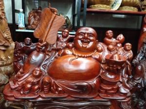 Hóa ra đây là lý do nhà giàu rất thích đặt tượng Phật Di Lặc ôm vàng ở phòng khách
