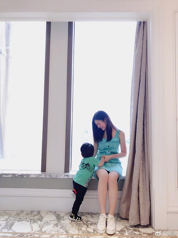 ngoi sao 24/7: vo luu duc hoa co tinh mang bau lan 2 du da o tuoi ngoai 50 - 6