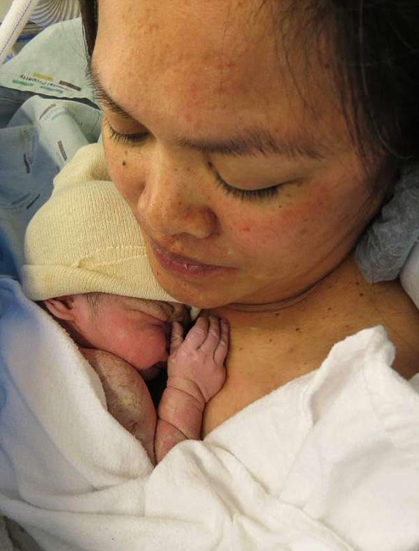 thuong xuyen keu dau dau, me ba con dot ngot ra di chi 4 ngay sau sinh - 1