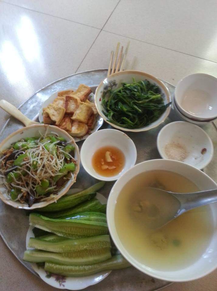 me bau an mam com 2 nguoi 20 nghin, moi long ga la "dam", chi em nhin lai khen ngon - 2
