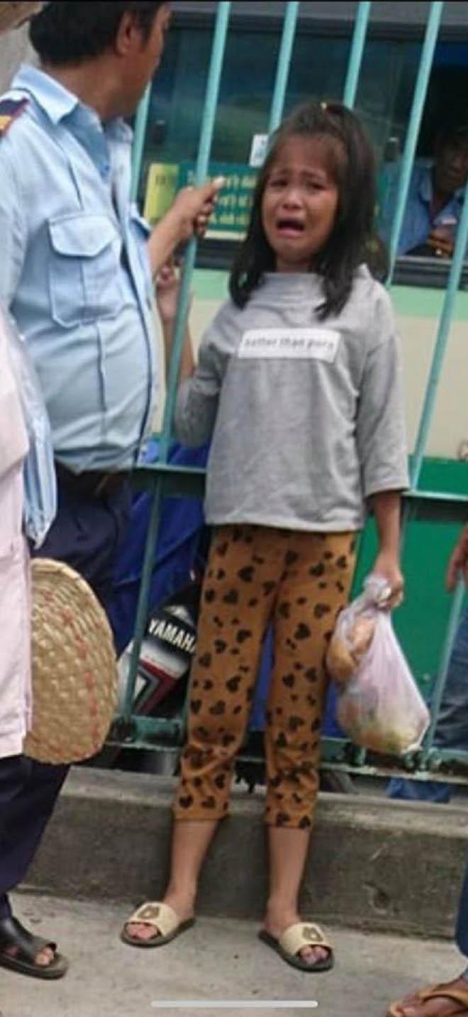 chuyen "du ngoan" khap sai gon cua be gai 8 tuoi khi duoc "chi dai" dat di xin an - 2