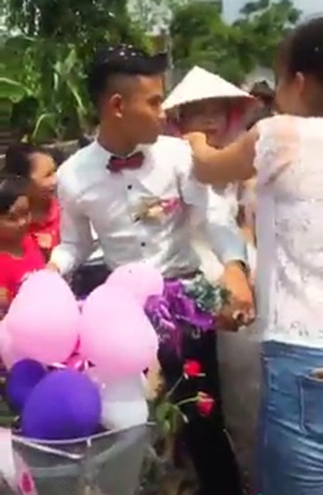 chu re don dau bang... xe dap mini khien dan mang cuoi nghieng nga - 3