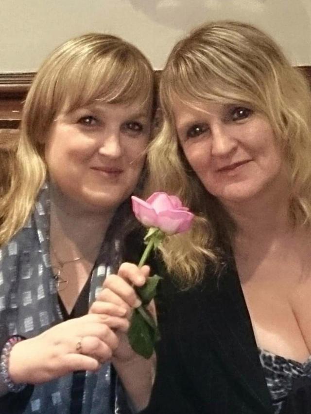 50 nam tim bo ruot, nguoi phu nu phat hien bi mat dong troi ve nguoi ban than tu nho - 4