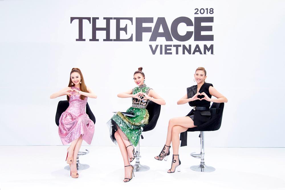bi stylist rieng to keo kiet, minh hang van xinh dep thi pham catwalk tai the face - 13