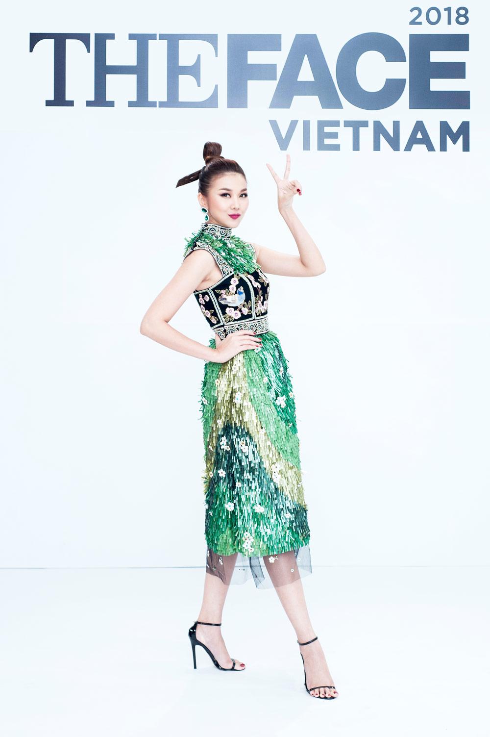 bi stylist rieng to keo kiet, minh hang van xinh dep thi pham catwalk tai the face - 6