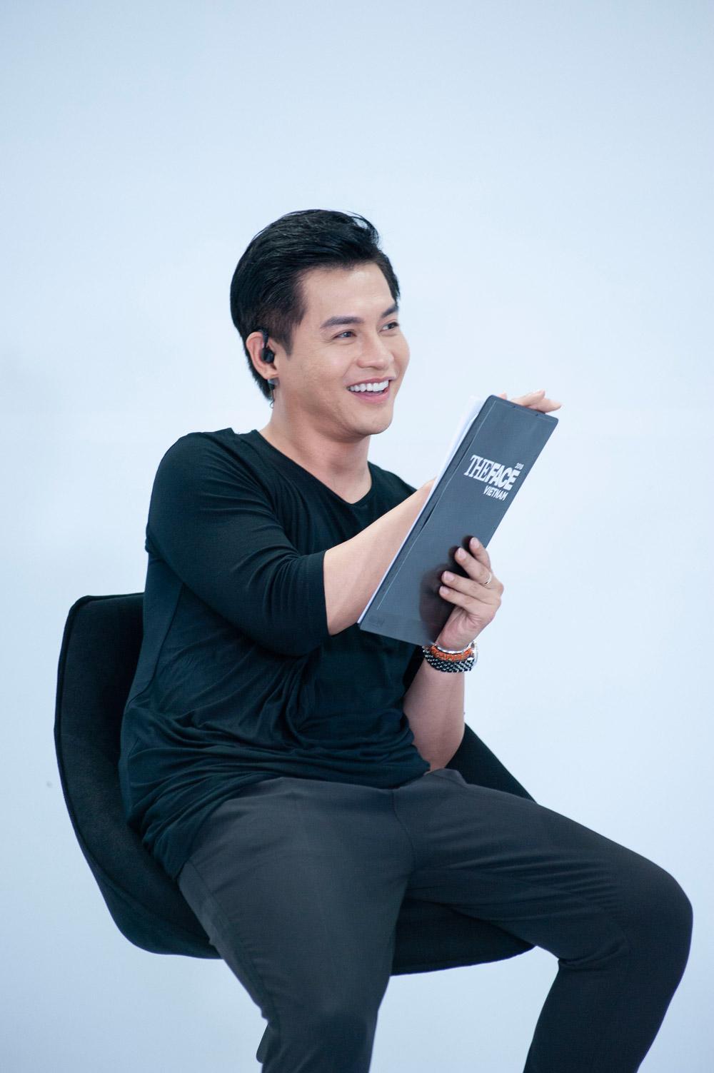 bi stylist rieng to keo kiet, minh hang van xinh dep thi pham catwalk tai the face - 12