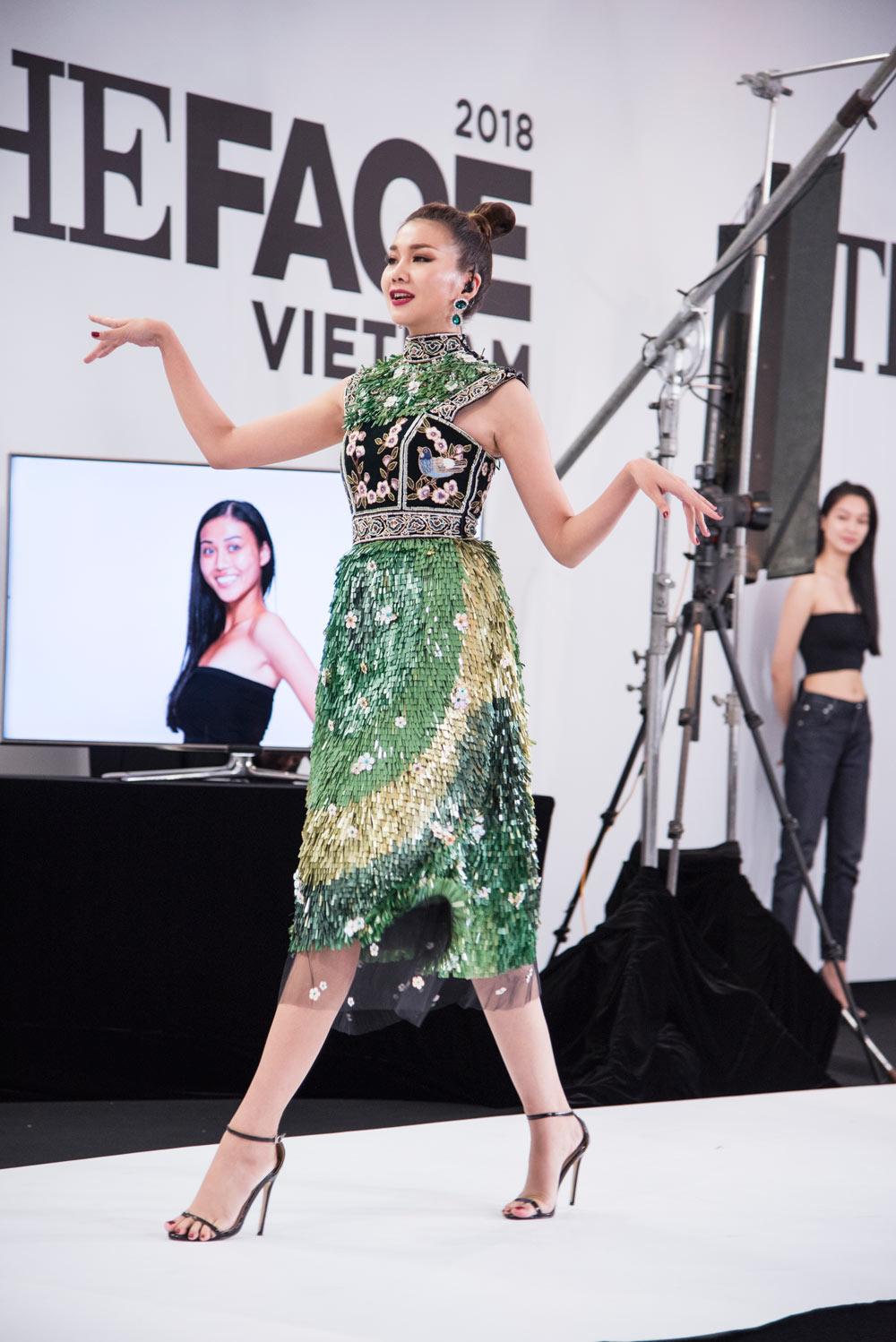 bi stylist rieng to keo kiet, minh hang van xinh dep thi pham catwalk tai the face - 5