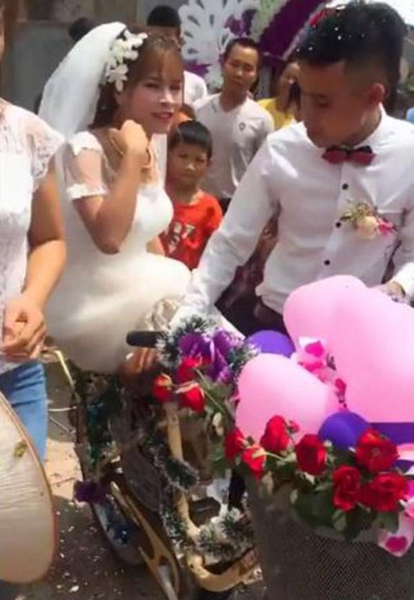 chu re don dau bang... xe dap mini khien dan mang cuoi nghieng nga - 1