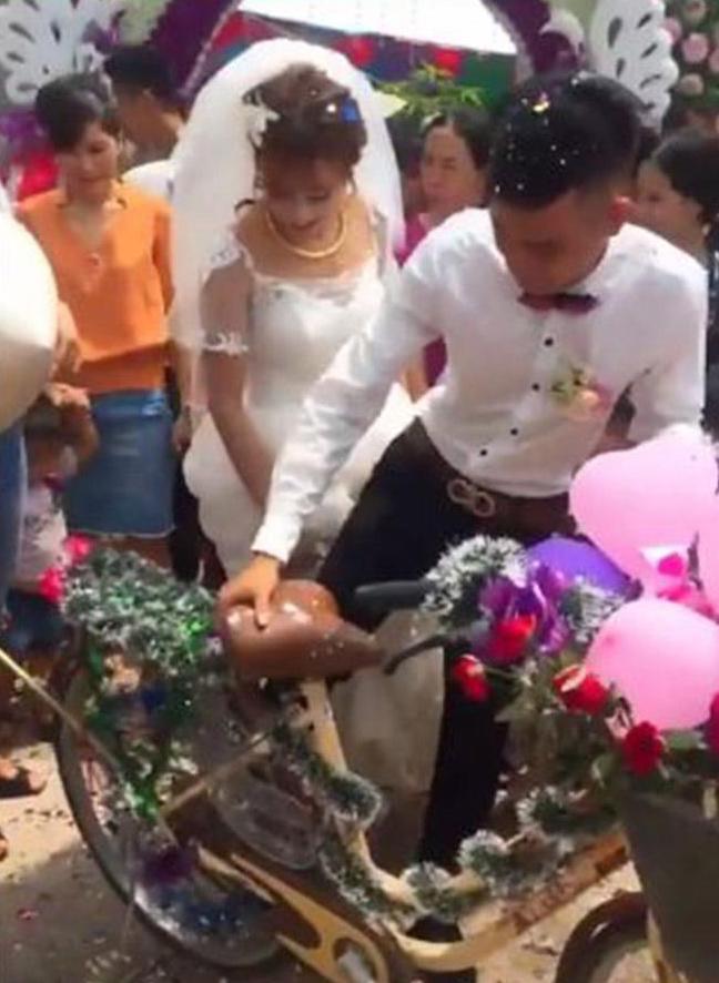 chu re don dau bang... xe dap mini khien dan mang cuoi nghieng nga - 2