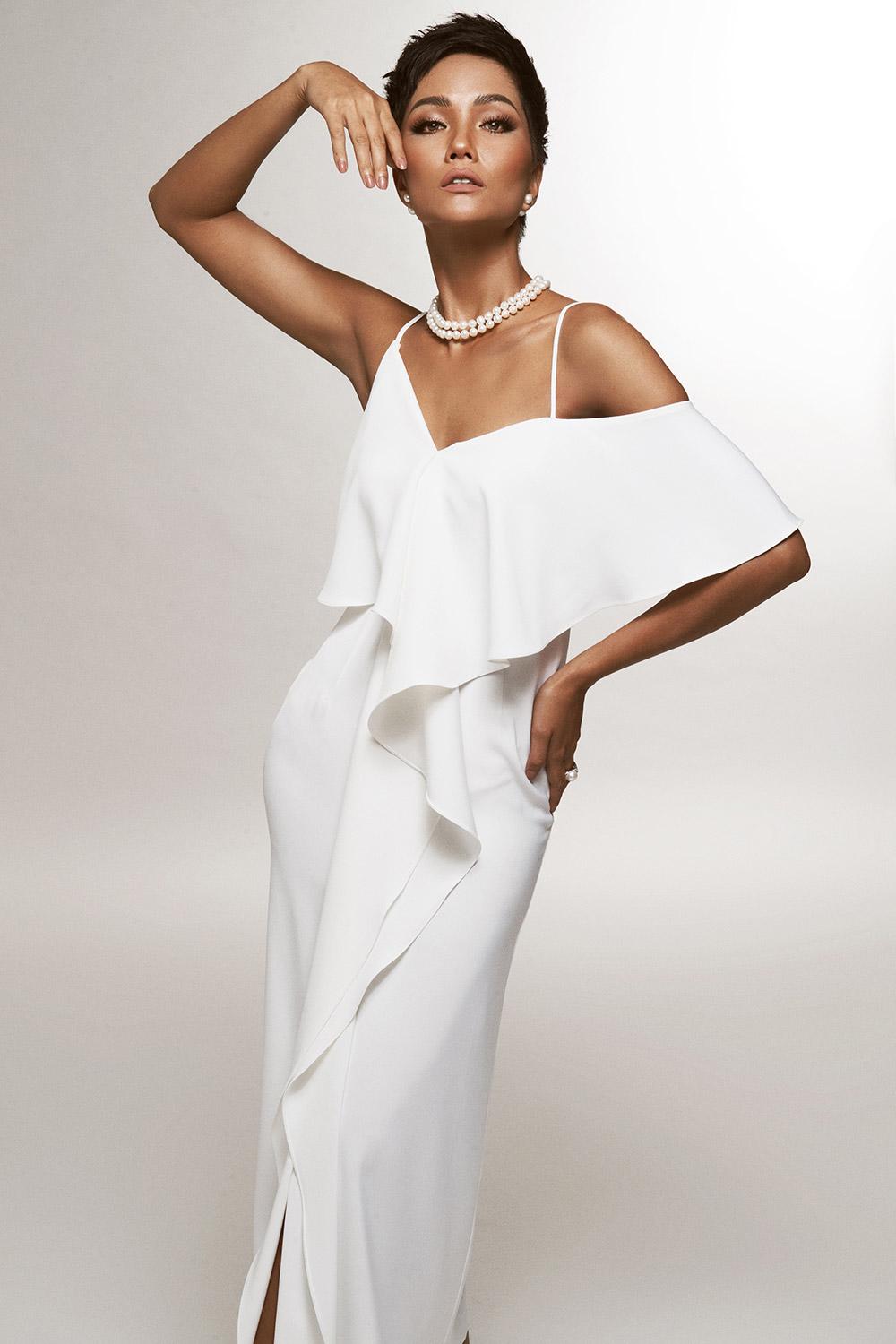 chi voi hai mau trang den, nhan sac cua h' hen nie lai tro nen sinh dong la thuong - 1