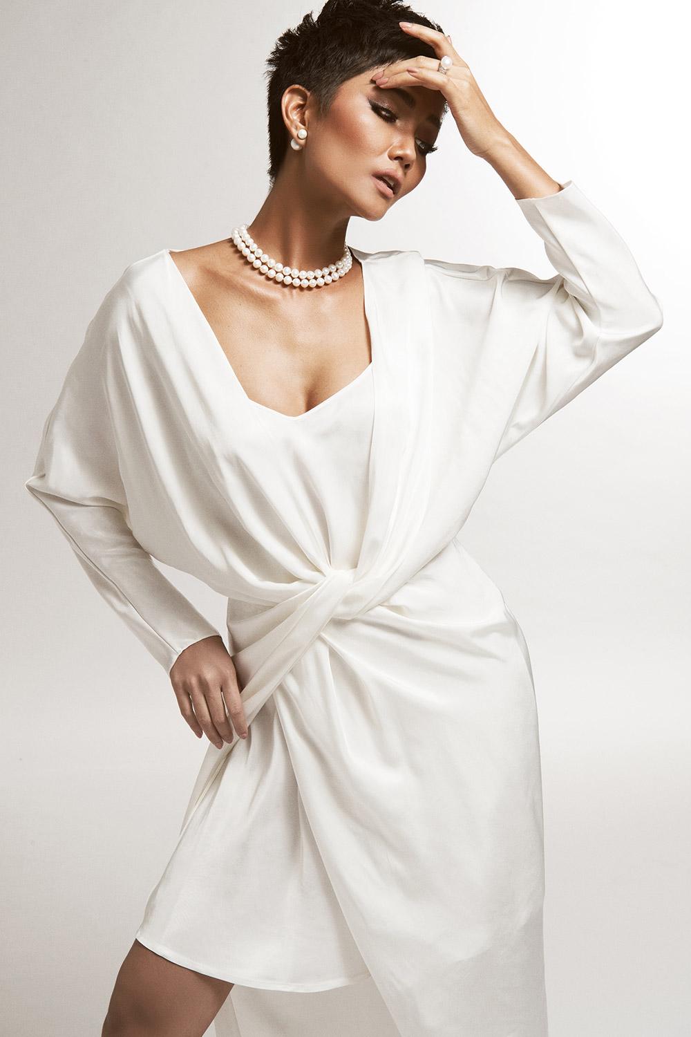 chi voi hai mau trang den, nhan sac cua h' hen nie lai tro nen sinh dong la thuong - 4