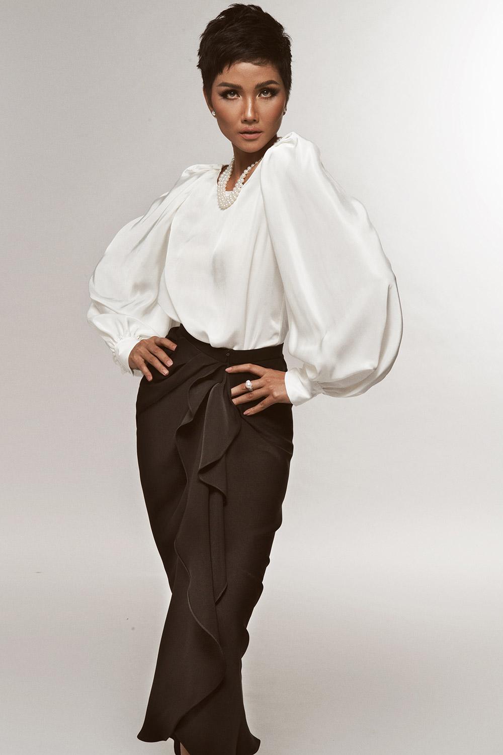 chi voi hai mau trang den, nhan sac cua h' hen nie lai tro nen sinh dong la thuong - 7