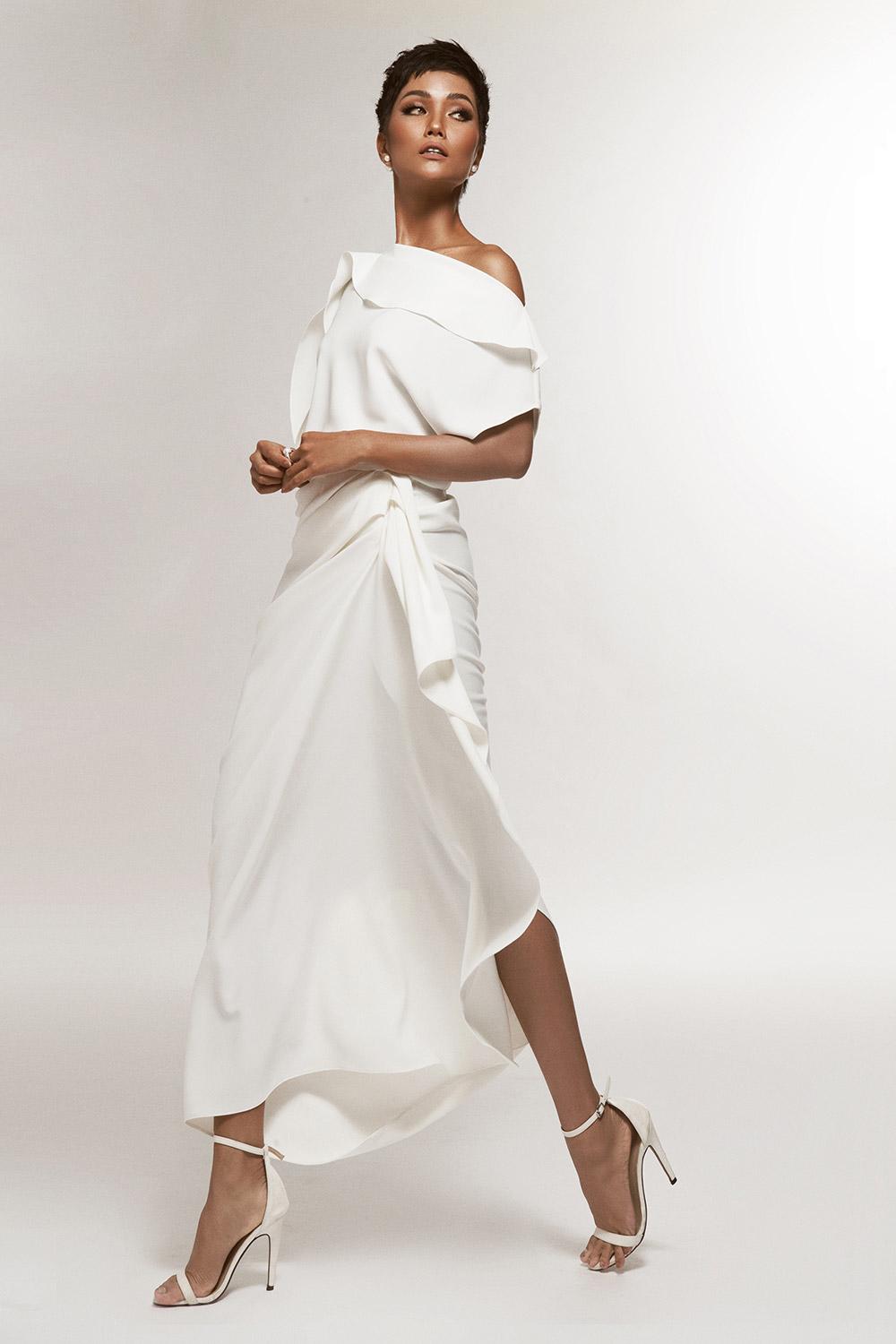 chi voi hai mau trang den, nhan sac cua h' hen nie lai tro nen sinh dong la thuong - 5