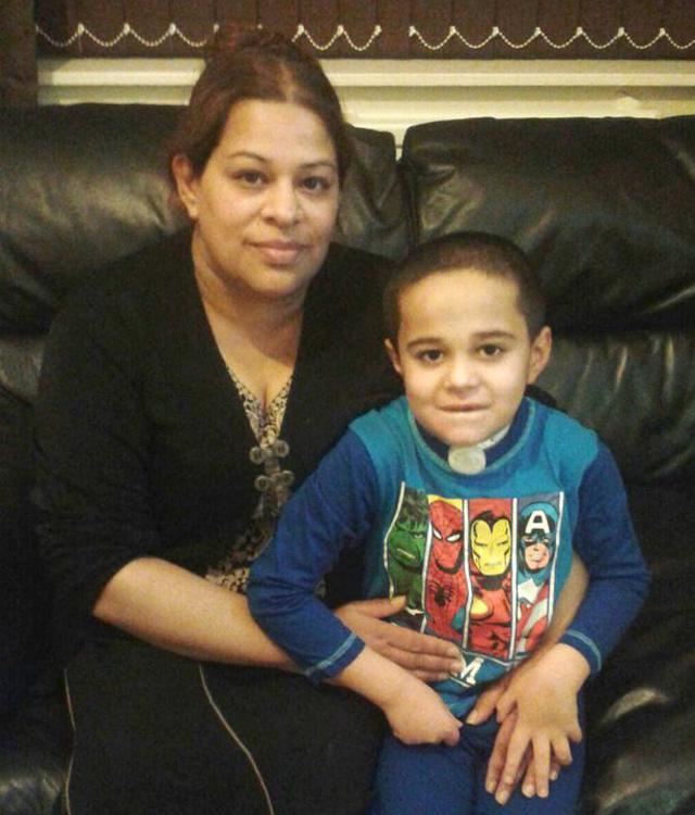 me vua quay di lay do, con uong chai nuoc trong sieu thi va mai mai khong the noi duoc - 1