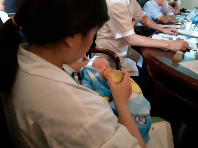 Hà Nội: Bé gái sinh non nặng 5 lạng chỉ còn thở thoi thóp được cứu sống ngoạn mục