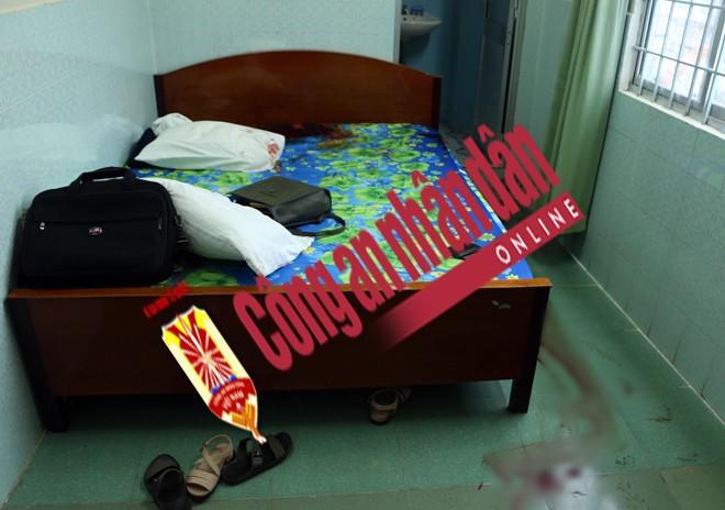 co gai gao thet ben ban trai be bet mau trong phong khach san - 1